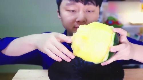 泉哥吃蜜瓜视频,甜蜜瞬间，尽享夏日清凉
