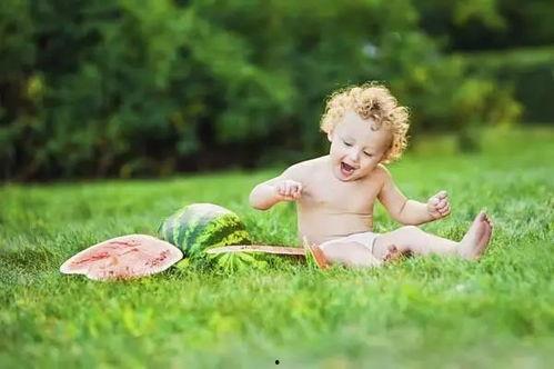 小孩吃瓜的诗词,小童吃瓜诗意盎然