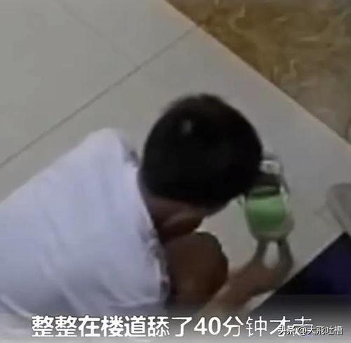 男孩蹲下吃瓜头像,夏日悠闲时光