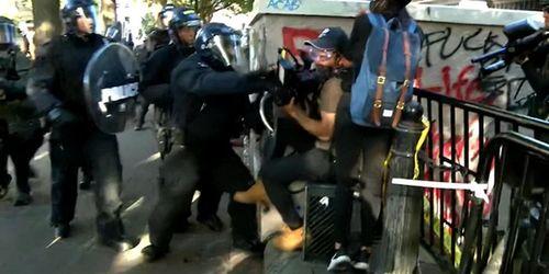 北京警察记者吃瓜,揭秘警民互动温馨瞬间