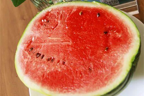 田阿姨吃瓜,瓜香四溢的悠闲时光