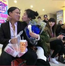 在朝堂上当众吃瓜,当众吃瓜成焦点，揭秘宫廷秘闻