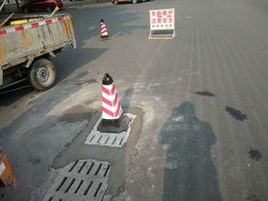 吃瓜骑车掉坑,意外事件引发网友热议